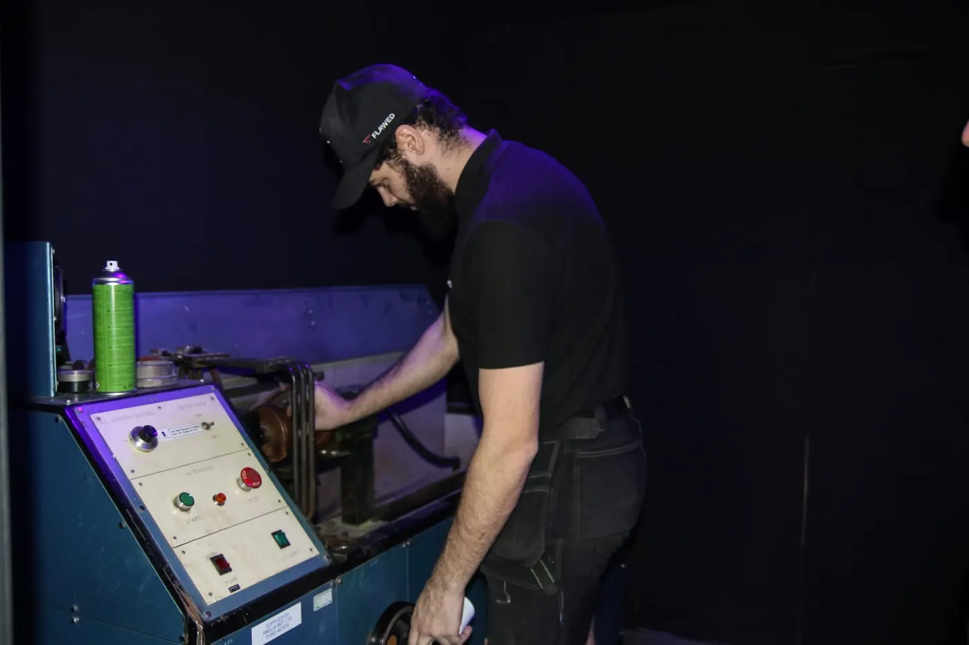 Magnetic particle inspection on a bench unit under UV light